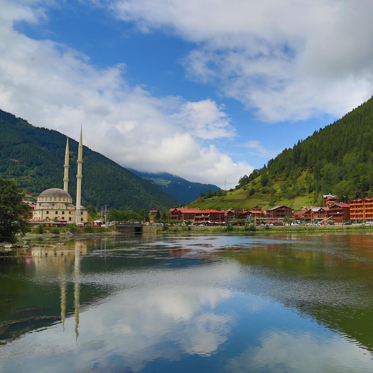 Uzungöl означает "Долгое озеро" в турецком языке.