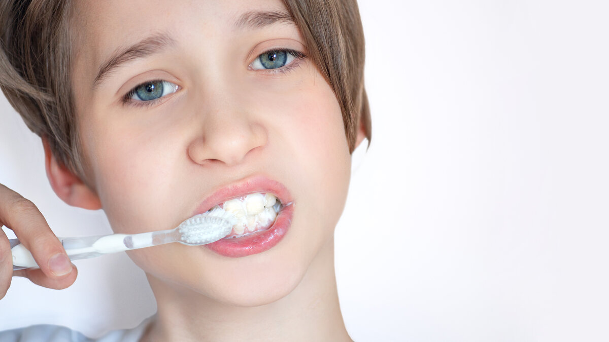 Болят зубы после пасты. Болят зубы после пасты. Профилактика кариеса зуба. Апельсиновый сок и зубная паста. Поливают зубы фото.