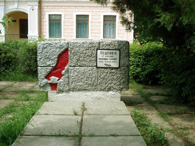 Как-то ехала по трассе Симферополь — Керчь и, проезжая очередное село, услышала разговор мамы и дочки-школьницы. «Мама, а почему село называется „Горностаевка“? Здесь что, горностаи водятся? Так лесов нет». За ответом на этот вопрос и отправилась в село.



Дома «вперемежку» — то ухоженный да «вылизанный», то старенький и убогонький. Встречающихся на улицах людей пыталась расспросить, почему селу дано такое имя. Кто отмахивался, кто заявлял, что, наверное, этот Горностаев деревню от фашистов освободил, но, жаль, погиб. И могила на кладбище, в центре. Сходила туда. Стоят могилы с красными звёздами, без имён. Потом узнала, почему могилы безымянные. Здешние места освобождали тяжело: только танкистов двадцать человек сгорели заживо, двенадцать машин было изувечено (в освобождении села участвовал 244-й танковый линейный полк). Поскольку в бою участвовала вражеская артиллерия, потери были значительные. В Горностаевке на братском кладбище похоронено более ста человек. На стеле перечислены все фамилии захороненных, но Горностаева нет.



В поисках ответа на вопрос, почему Горностаевка называется именно так, встретила женщину, которая отвела меня к Марине Александровне Власко, учителю географии здешней школы. Она оказалась ещё и заместителем директора по воспитательной работе, и руководителем краеведческого кружка, и заведующей школьным музеем.



Театр начинается с вешалки, а о селе представление получишь, увидев школу и клуб, если имеется. Клуб, вернее, Дом культуры, оказался лишённым всех признаков таковой: пустые глазницы выбитых оконных стёкол когда-то затянули полиэтиленом, который разорвался то ли от времени, то ли с чьей-то помощью. Зрелище довольно печальное. И только, как луч света в тёмном царстве разрухи, на втором этаже наперекор всему работала сельская библиотека. Школа же оказалась ухоженной, опрятной, двор засажен цветами.

Чем дольше я общалась с Мариной Александровной, тем более поражалась: происходила метаморфоза не только с ней, но и с собеседником. Марина Александровна втягивала меня в свой мир, будила любознательность. И хотелось сейчас же бежать в библиотеку, чтобы перерыть массу книг, залезть в интернет и выудить нужное из его «паутины». Почему? А вы себе представляете ситуацию, когда сидит перед вами вполне серьёзный, взрослый человек и не просто с интересом, а с какой-то страстью рассказывает о семи чудесах Горностаевки. Между прочим, там жителей-то менее трёх тысяч, а реально (кто уехал учиться, кто — на подработки) и этого не наберётся. Я оторопела. Учитель не только сам увлечён историей и поисковой работой, но, судя по фотографиям кружка, «заразил» этой болезнью и детей. Кружковцы-краеведы ходят в исследовательские походы, занимают в различных конкурсах республиканского значения призовые места, пишут настоящие научные труды. О чём? О своей любимой Горностаевке.

Территория, которую занимает село, — тоже бывшее дно древнейшего моря, ребята на горе Султановка нашли уникальные морские окаменелости. Кстати, она знаменита тем, что с древних времён здесь находится единственный на всю округу источник с вкусной пресной водой. И вниманием людей это место не обделено: первое поселение здесь было ещё во времена бронзы.

Недалеко от Горностаевки ещё одно чудо — древний Узунларский вал (от названия озера) или Асандров (в честь боспорского царя Асандра, укрепившего вал в I веке до н. э.). На некоторых современных картах он иногда обозначается как Турецкий, а на тех, что относятся к первой половине XIX века, называется Аксар-Темир-Эндек.

Узунларский вал является наиболее крупным из всех сооружений, возводившихся когда-либо на территории Крыма. Вопрос о времени его сооружения нельзя считать окончательно решённым, но большинство исследователей относит его к середине IV в. до н. э. А чтобы поставить все точки над «i», там регулярно, каждый сезон, работают московские археологи.

В средние века образовалось два рядом стоящих небольших села — Султан-Джи и Ак-Коз. После того, как Крым стал принадлежать русским с лёгкой руки Екатерины, на эти земли приехали немцы, и Ак-Коз стал частью немецкой колонии Мариенталь. Название в переводе на русский обозначает «Марьина долина».

До сих пор сохранилось кое-что из строений. Некоторое время спустя некто (точно не установлено) именно из семьи Посполитаки, известной в Крыму, выкупил земли у немецких колонистов. И сегодня дом, выстроенный Посполитаки, в хорошем состоянии. Забегая вперед, скажу, что в Великую Отечественную войну в этом доме был большой немецкий госпиталь. Дом управляющего тоже выглядит бодрячком. Хозяин усадьбы занимался разведением породистых лошадей, увлекался виноградарством.

Ещё в этих местах рядом с Мариенталем, в усадьбе помещика Нелидова Султановке, родилась историческая знаменитость — Андрей Иванович Желябов, революционер, один из организаторов убийства Александра II. Именно Нелидов помог (кто тогда знал) будущему революционеру Желябову получить образование: определил мальчика в Керченское уездное училище.

В Великую Отечественную войну Мариенталь освобождал Николай Лещеня, старший лейтенант, разведчик 9-йКерченской моторизованной роты. Именно он, а не Горностаев, похоронен в центре села, о чём свидетельствует табличка, установленная на скромном памятнике.



В селе в годы войны действовала подпольная организация «Молодая гвардия». Руководили этой организацией ветеринарный врач Наум Гришанович и фельдшер Александра Бауэр (настоящая фамилия — Плотникова). Мстили фашистам как могли: травили немецких лошадей, изымали у немцев оружие и переправляли в Багерово, слушали советское радио и печатали листовки с сообщениями о событиях на фронте. Организация хотела выступить навстречу советским войскам, но из-за неосторожности одного из подпольщиков были выявлены и расстреляны все члены подполья. Средний их возраст был семнадцать-девятнадцать лет. До сих пор не обнаружено место расстрела.

В селе есть улицы, названные в честь героев Великой Отечественной войны: улица Лещени, Суворова (танкист Иван Суворов участвовал в боевых действиях под Горностаевкой), Слободская, Абденановой и Гришановича.

Юные краеведы пытались узнать, почему их село так называется, но тщетно. По одной из родившихся версий, «горностаевка» — стайка гор. Хотя находящиеся рядом горы географы отнесли бы к холмам: «недобирают» высоты. Да и слово «стайка», мне кажется, не очень сочетается с «горами». Но, думается, со временем ребята сотрут белые пятна в истории села и найдут ответы на все вопросы.

Уже вернувшись из Горностаевки, случайно нашла материал о лётчике — бортовом технике Н. М. Горностаеве, летавшем в Великую Отечественную войну на маленьком самолёте «Ли-2». Когда изучала его биографию, попались строки: «Участвовал в боях под Керчью». Тот ли это Горностаев, в честь которого назвали село?

Теперь Горностаевка для меня не обычное село, а село с семью чудесами. Одно из этих чудес — Марина Александровна Власко, которая учит самому главному: любить ту землю, на которой живёшь.