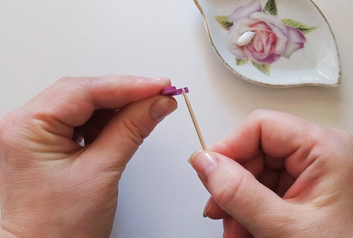 снимаю ролл с инструмента для квиллинга и наношу клей на кончик полоски