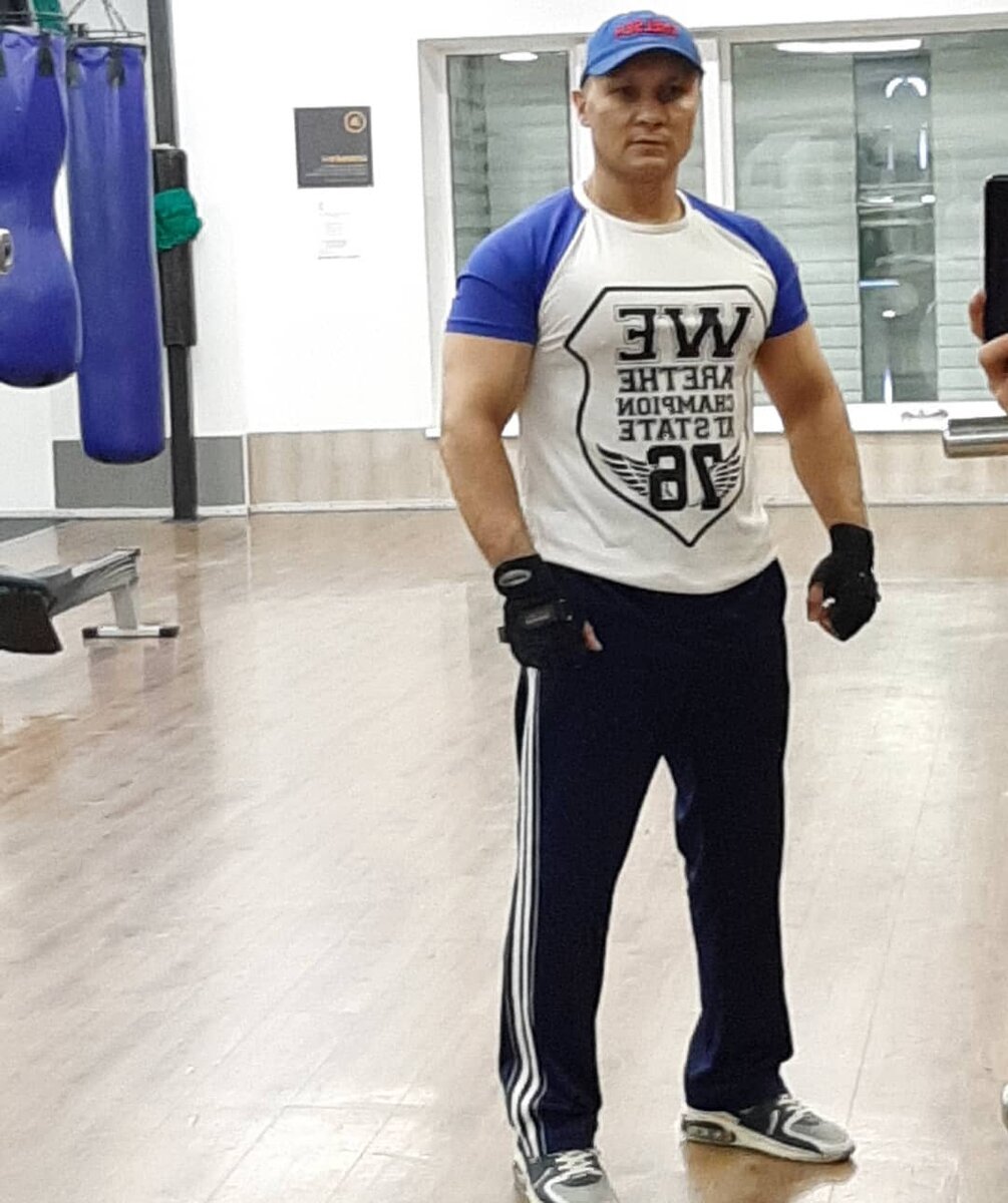 Кстати на фотографии мой тренер ему уже около 45 лет но он выглядит на 30. Ссылку на его инстаграм, я оставлю в конце статьи