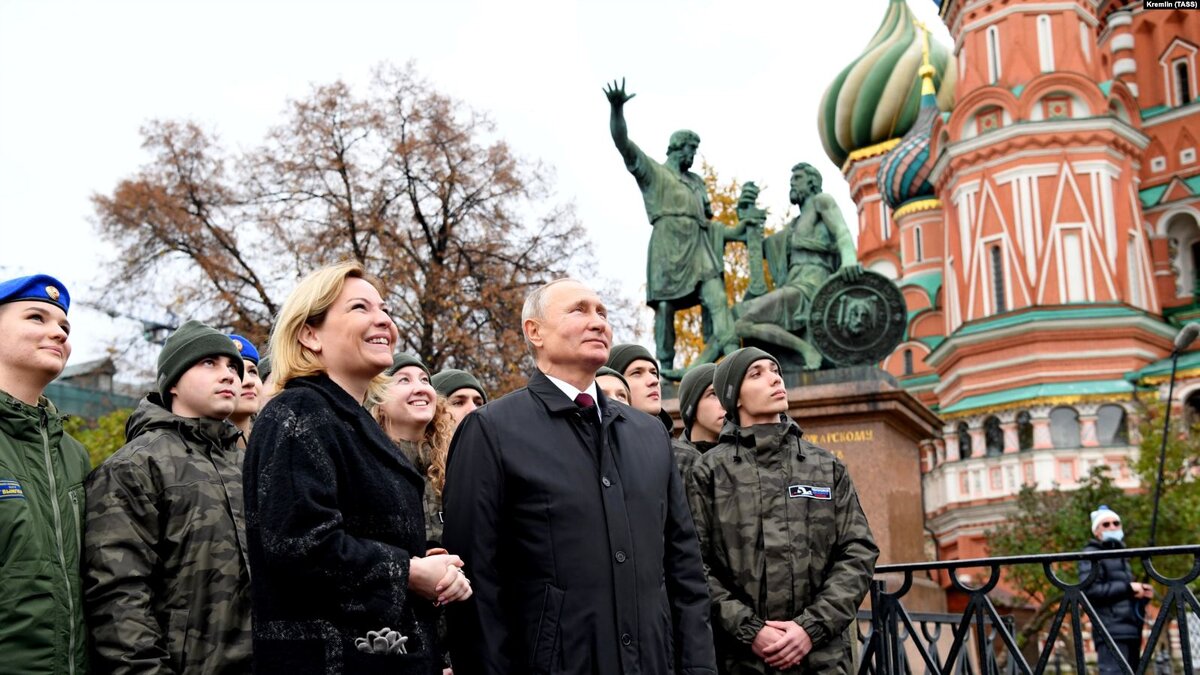 Путин слушает новый бой  и мелодию Курантов " Жизнь за царя" фото с сайта Яндекс-картинки 