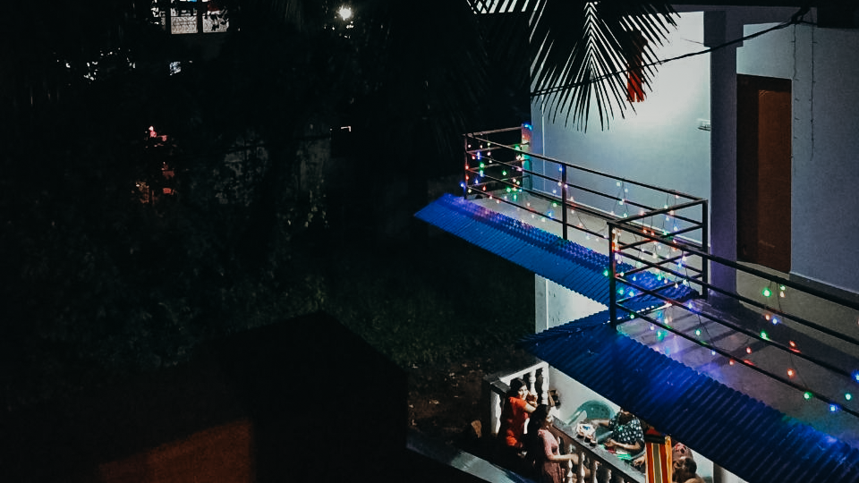 Дом в верхнем Мандреме: мы живем на втором этаже, а на первом — семья местных. 