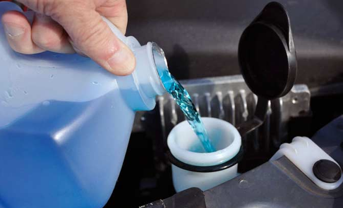 Добавление омывающей жидкости в бочок омывателя источник: https://augustnews.ru/