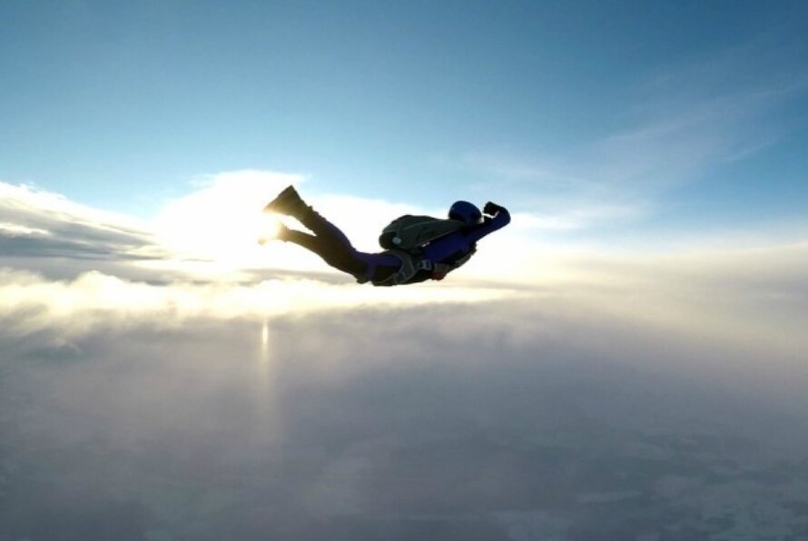 Её основной парашют не сработал, а запасной раскрылся очень поздно и не особо затормозил падение.