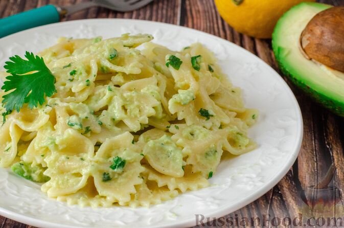 макароны, авокадо, чеснок, кинза, лимон, масло оливковое, соль, перец чёрный молотый