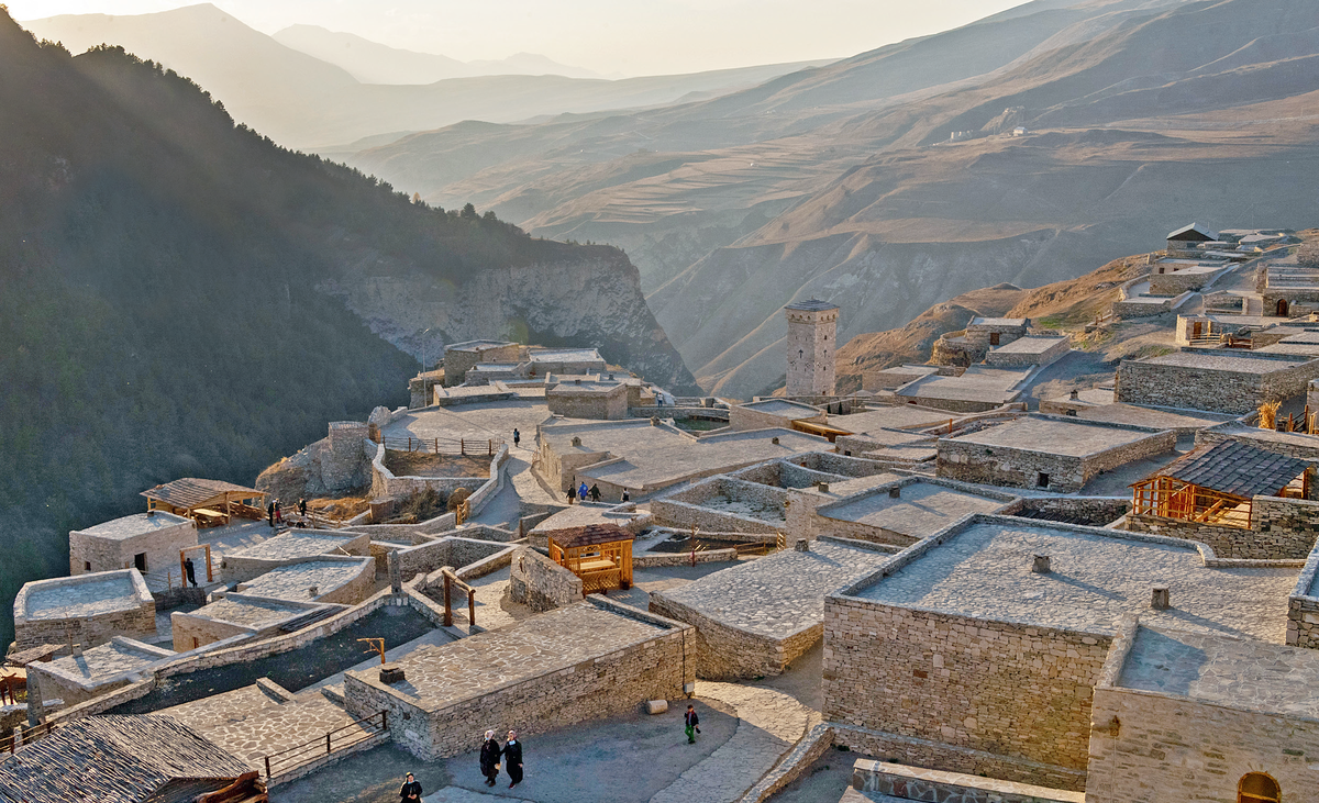 Средневековое селение Хой, почти 2000 метров над уровнем моря, восстановили из руин совсем недавно. Теперь сюда возят туристов