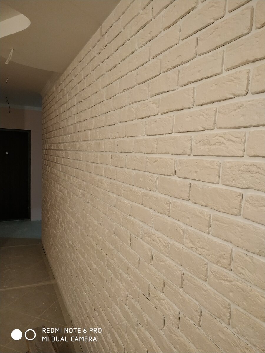 Стена от входа до конца кухни