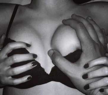 Черно-белые фото женской груди