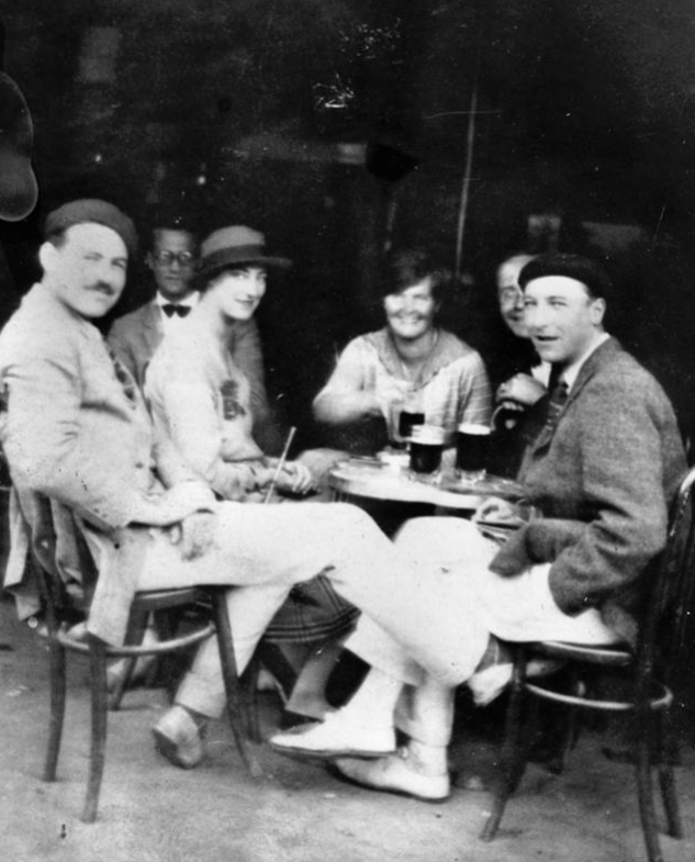 Хемингуэй с друзьями и женой в Памплоне