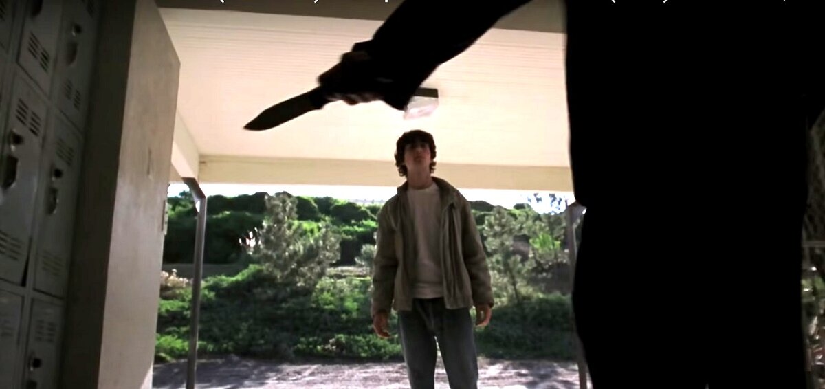 Как видим, уже в дебютном фильме режиссёра "Достать ножи" не обошлось без доставания ножей. 