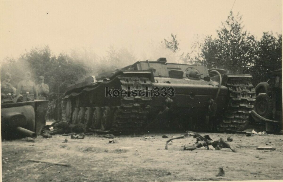 Подбитый советский экранированный танк КВ-1 на шоссе в районе Гавров. Номер 8 из известной базы данных