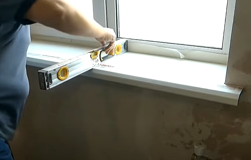 Проверяем корректность установки подоконника при помощи горизонтального уровня.