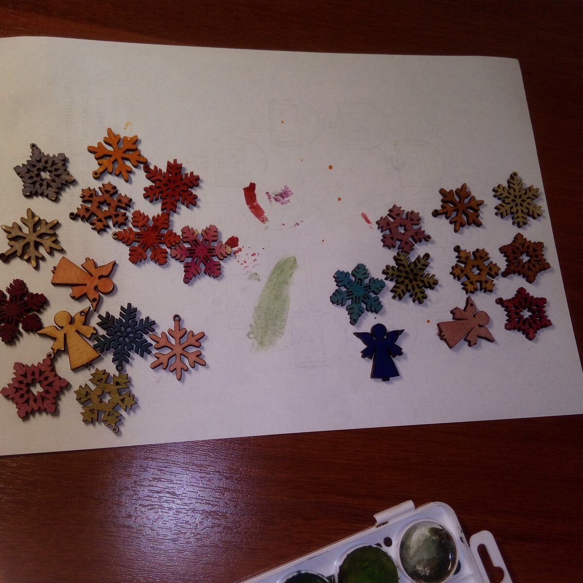 Раскрашивали деревянные снежинки. Маша, конечно, быстрее и ярче все делала (левая кучка), но Захар тоже с удовольствием красил, особенно ангелочков