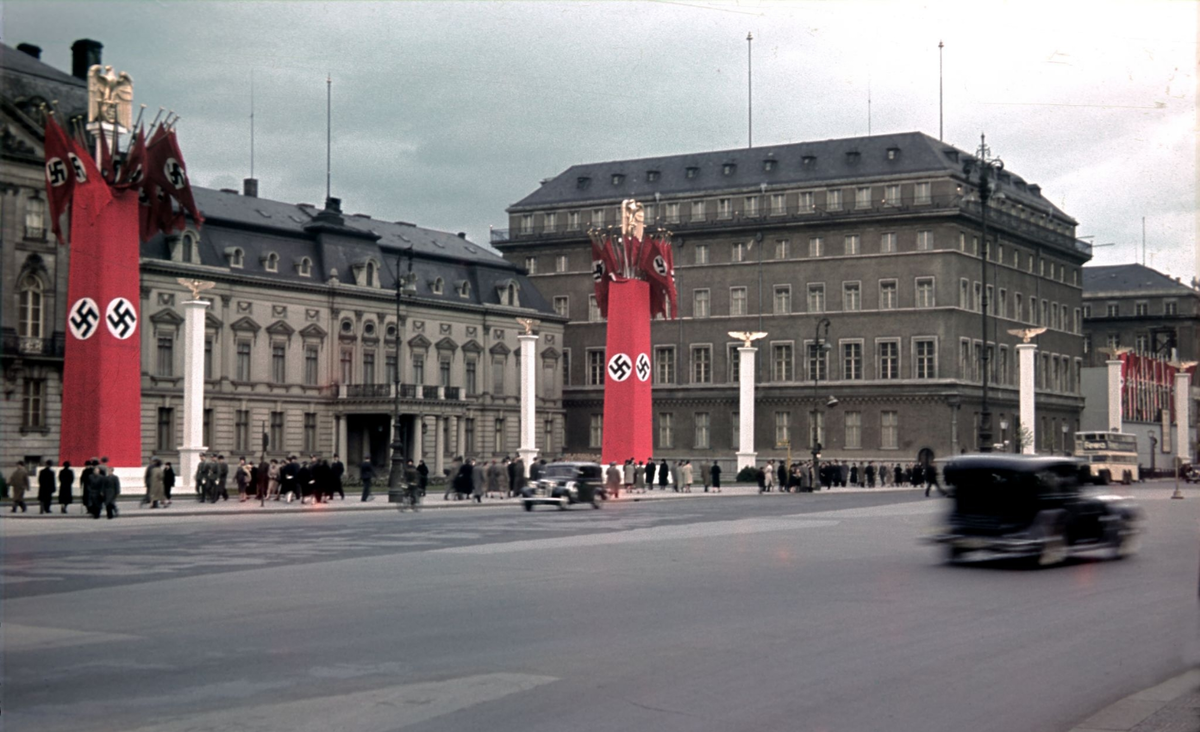 Празднично украшенная Парижская площадь.
