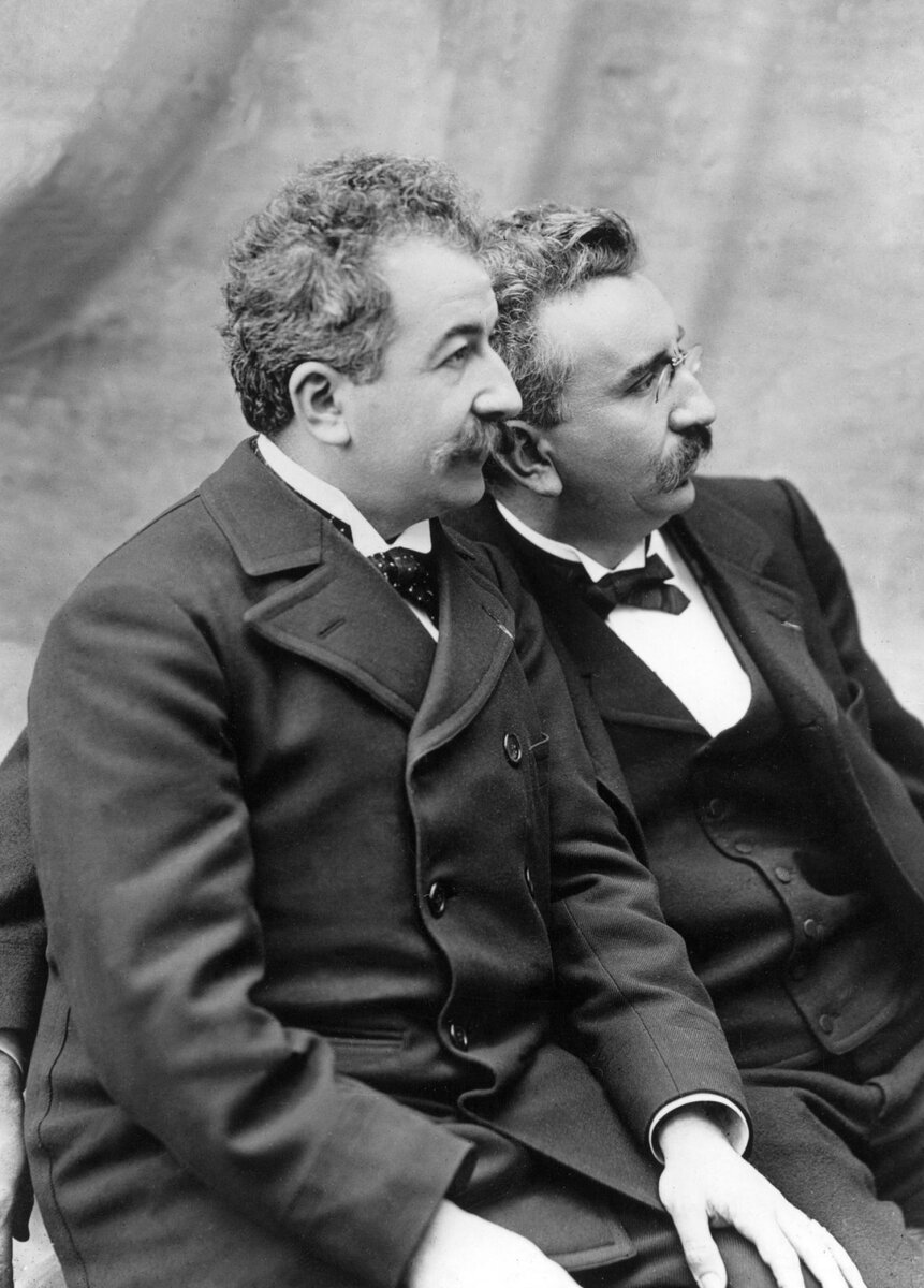 Братья Люмьер (Огюст слева, Луи справа)