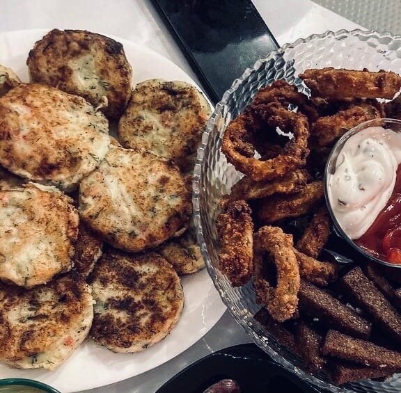 скоро будет рецепт луковых колец и чесночных гренок которыеина фото