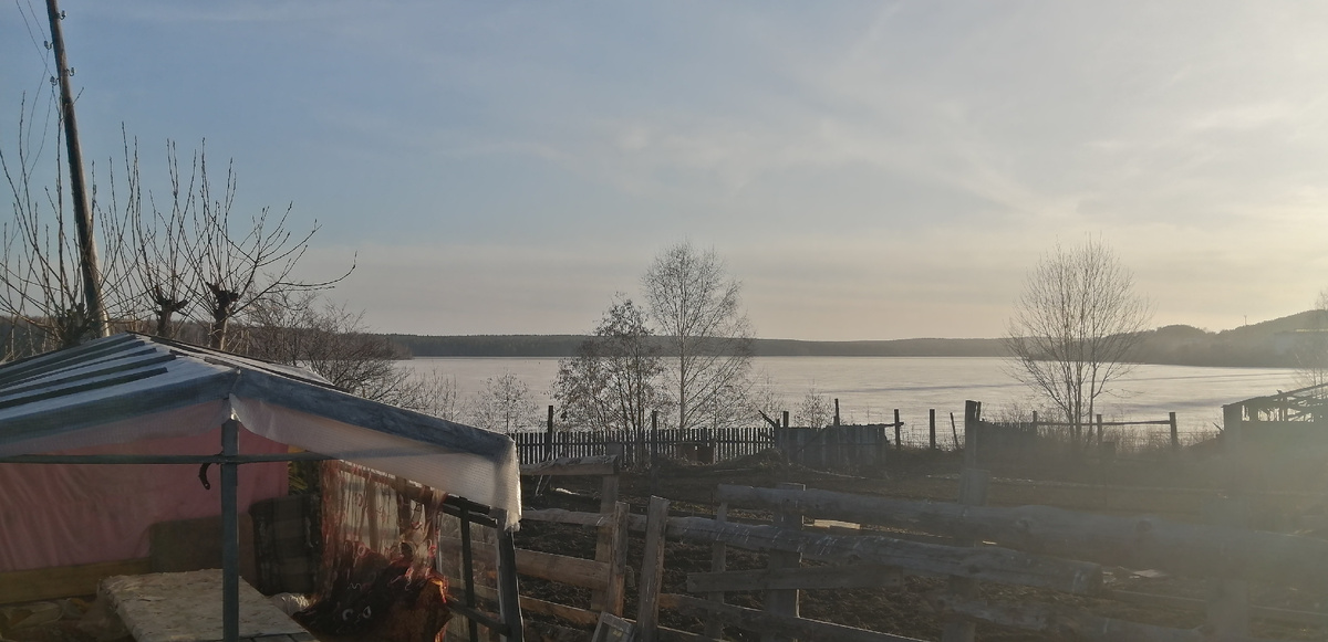 Лёд на пруду не успел растаять, хотя давно уже тепло.