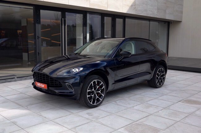Aston Martin DBX вид спереди