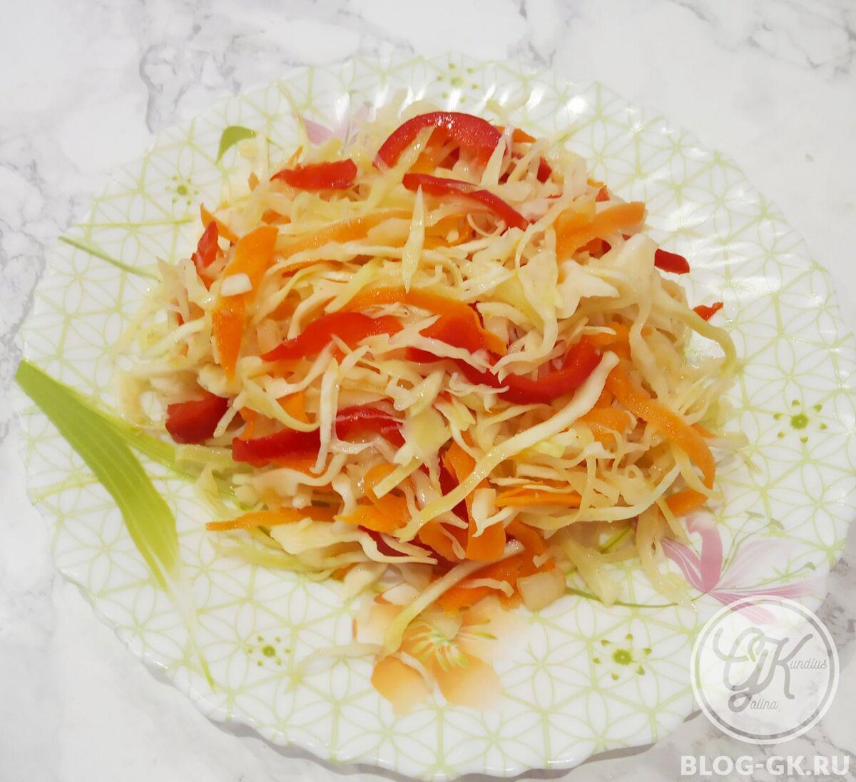 Салат с капусты, перца, моркови и лука