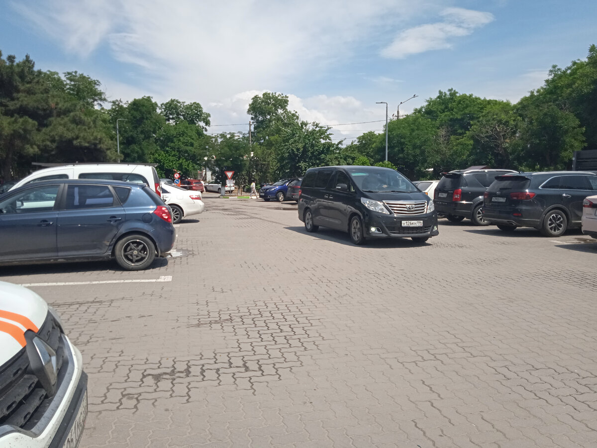 Зимой сколько машин здесь бывает только вечером в час пик