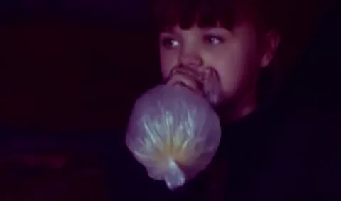 Ребенок  нюхает клей ( фото из открытых источников)