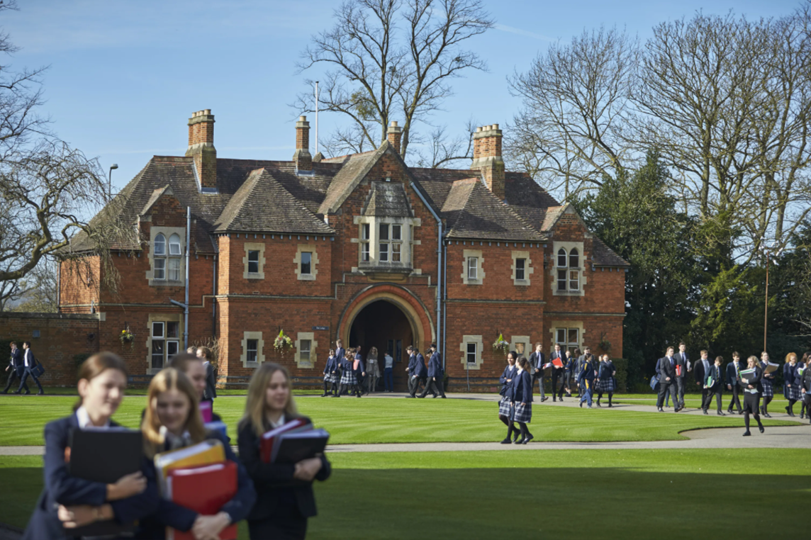 British school most. Школа Пансион в Англии. Школы Пансионы в Великобритании. Школа Oxford Англия. Частная школа Пансион в Британии.