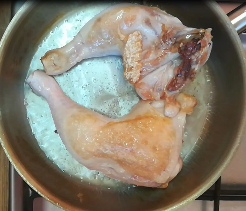 Обжаривание окорочков до румяной корочки