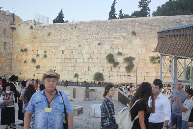 С грустным видом, постоянно удивляясь, стоял на площади и думал обо всём...