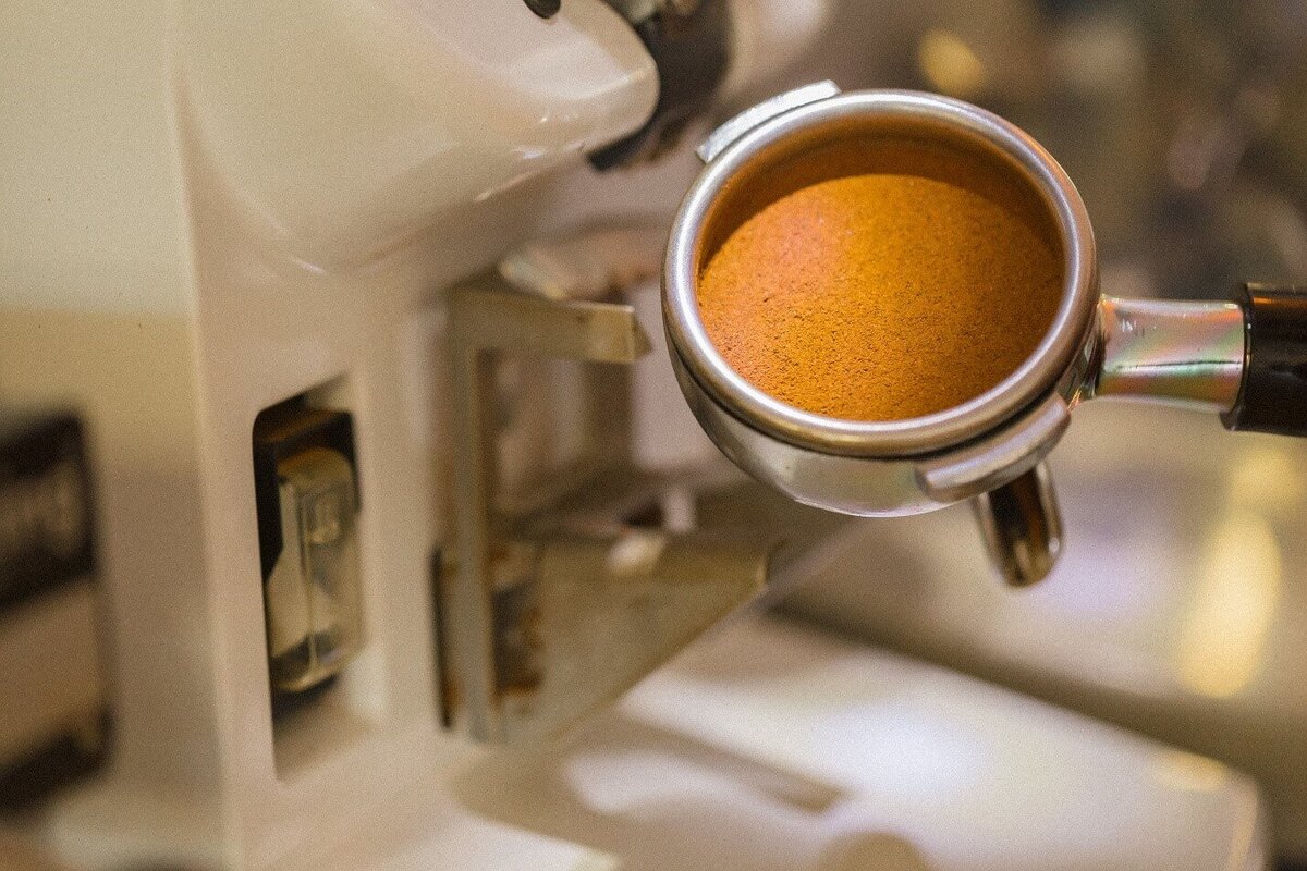 Время экстракции помимо прочих переменных связано с размером помола. Если эспрессо заваривается слишком долго, вам нужно помолоть кофе крупнее. Если эспрессо заваривается слишком быстро – уменьшите помол.