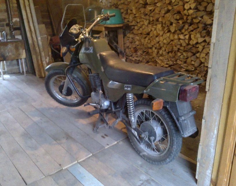 В гараже у деда!