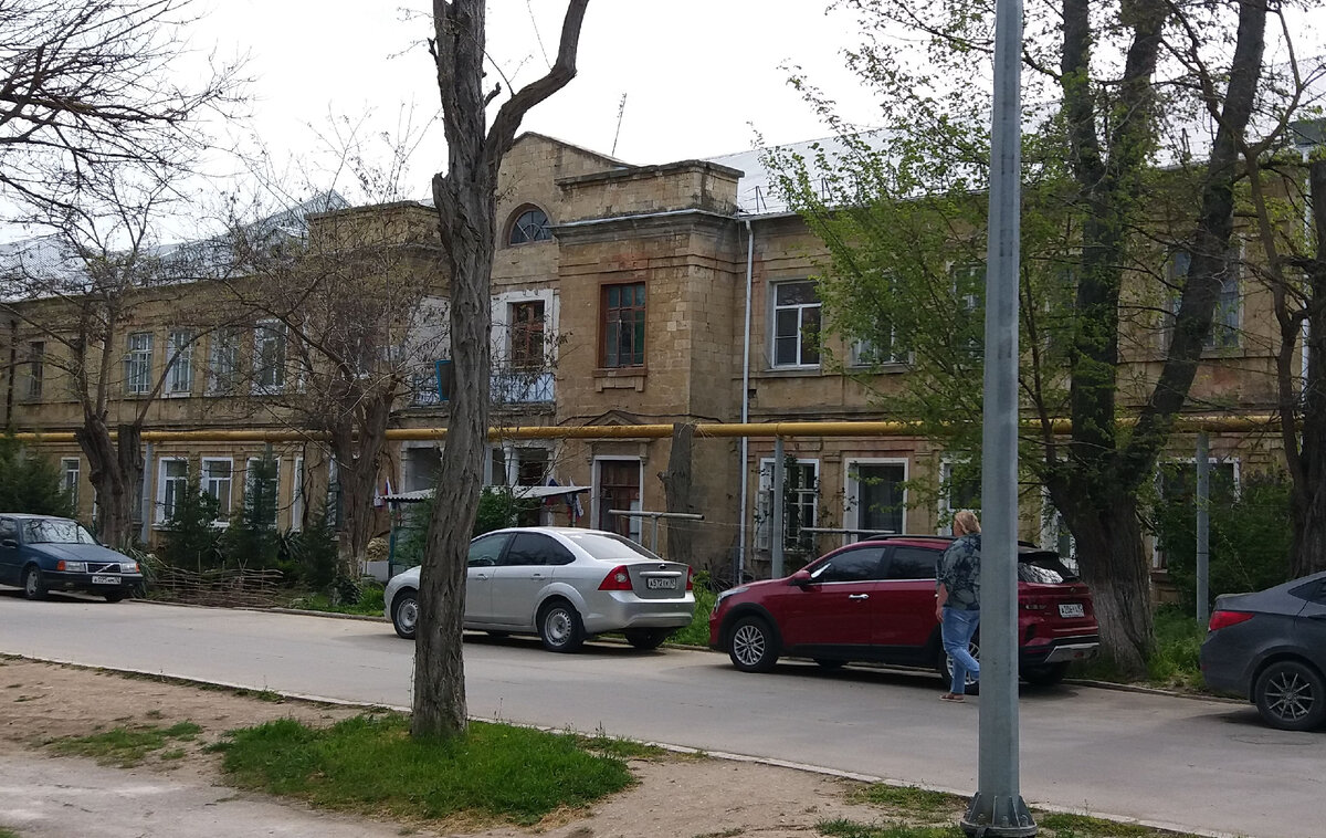 Бывший учебный корпус лётной школы, сейчас жилой дом.