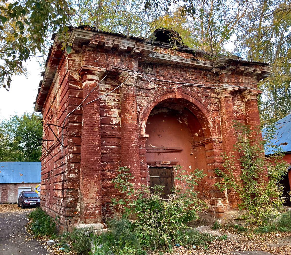 Сохранившаяся проездная башня (1770 год постройки) бывших Хорошёвских конюшен (впоследствии — помещения артиллерийских полков). Адрес: ул. Таманская, дом 2, стр. 8. Источник изображения: «Москва. Детали».




 
