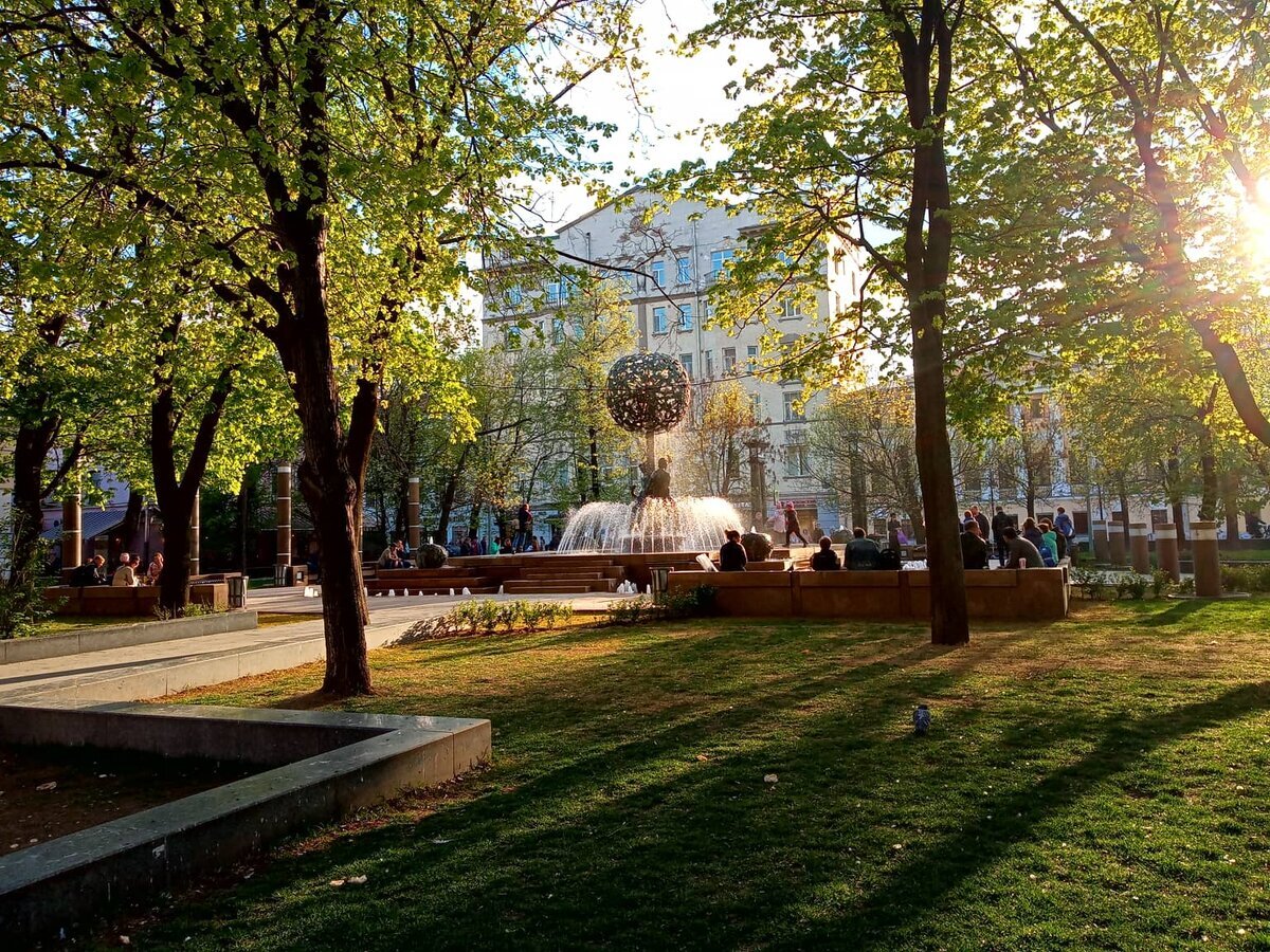 Улица новокузнецкая москва. Сквер у метро Новокузнецкая. Сквер на Пятницкой. Метро Новокузнецкая парк. Пятницкая улица метро Новокузнецкая.