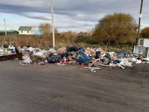 Сейчас такими свалками по разным причинам завален весь Забайкальский край. То это спихивают на "несанкционированность" свалки, то говорят, что мусоровозы сломались, поэтому график вывоза мусора изменился.