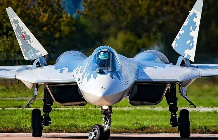 Со времен Первой мировой войны роль авиации на поле боя только росла. С появлением реактивных самолетов стало окончательно понятно, что будущее вооруженных сил будет во многом завязано на развитие воздушных видов вооружения. Именно по этой причине для каждого государства критически важно иметь надежную противовоздушную оборону, значительную часть которой традиционно составляют самолеты-истребители. Сегодня же речь пойдет о лучших отечественных образцах.