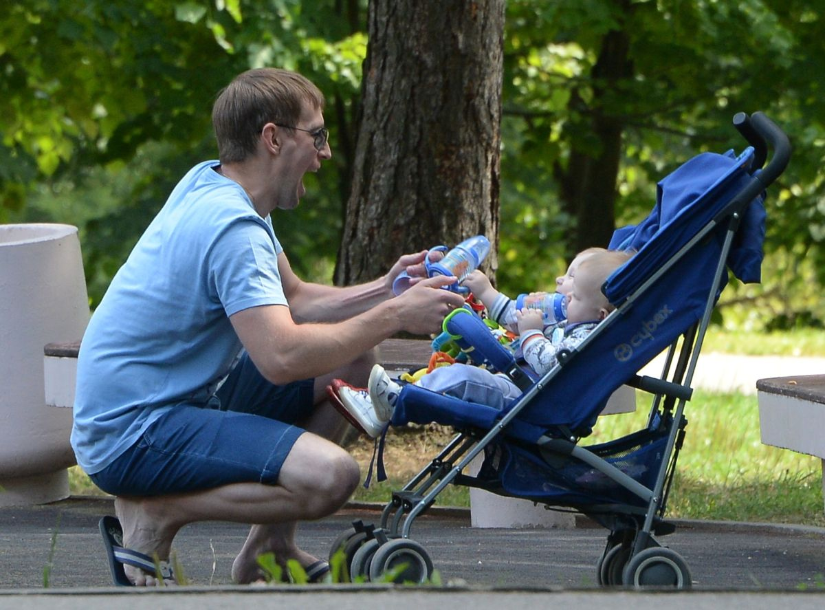 Есть отцовский капитал. Получение отцов. Материнский капитал отцам одиночкам. Получение отцов. Подросток с деньгами.