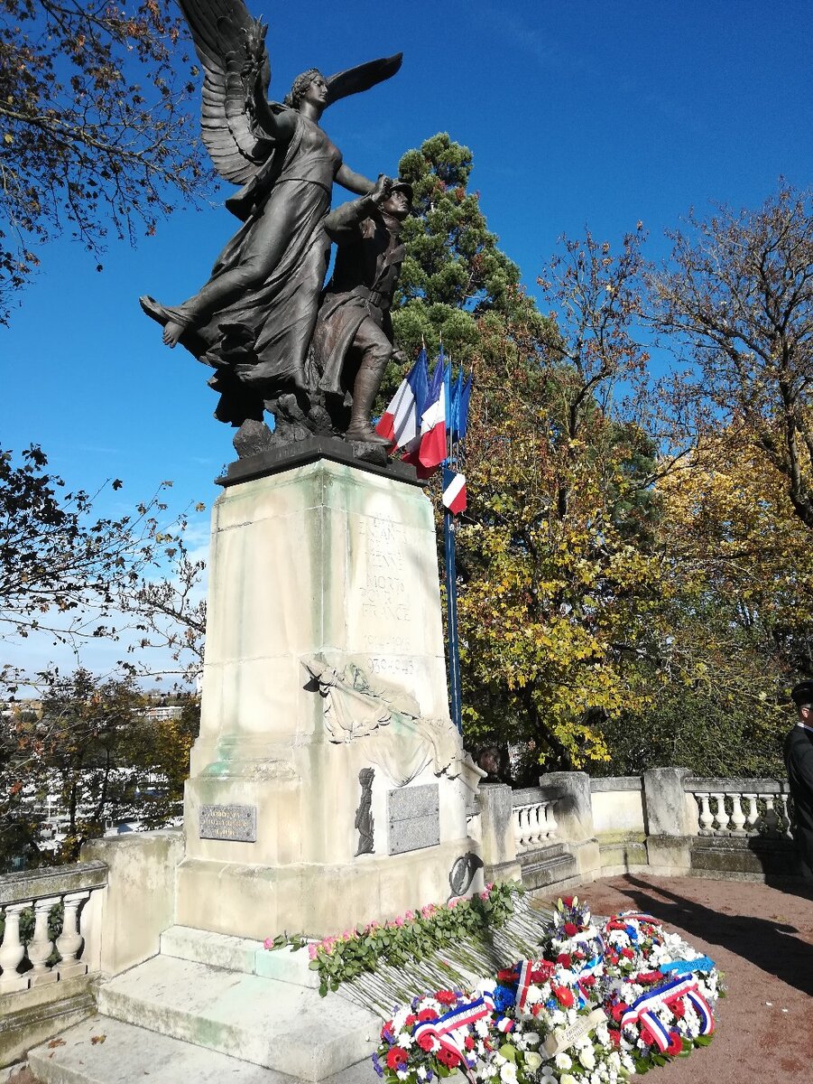 Памятник погибшим в г. Пуатье, 11 ноября 2018 г.