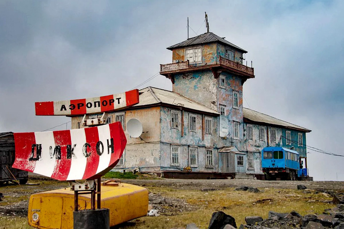 Самая северная южная. Поселок Диксон Красноярского края. Поселок Диксон Таймыр. Аэропорт Диксон Таймыр. Аэропорт Диксон Красноярский край.