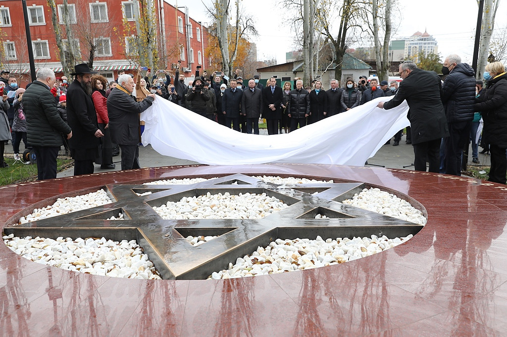 Митинг жертвам холокоста. Памятный знак жертвам Холокоста. Памятник Холокосту в Волгограде. Памятники памяти жертв Холокоста. Памятник жертвам Холокоста в Волгограде.