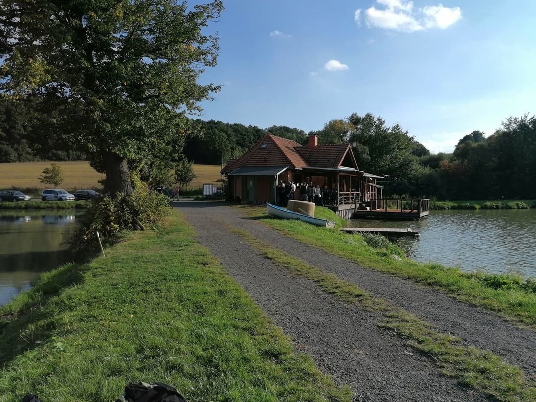 (с) Фото автора. Платный водоём "Rybniky Polouvsi", близ Нового-Йичина, Чехия. Ещё 5 фото справа->->->