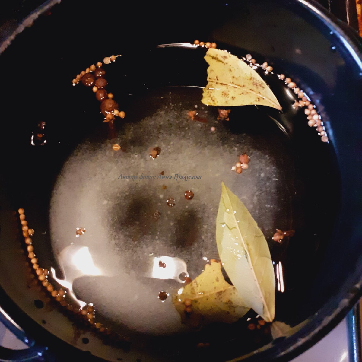 Все ингредиенты помещаем в кастрюлю,