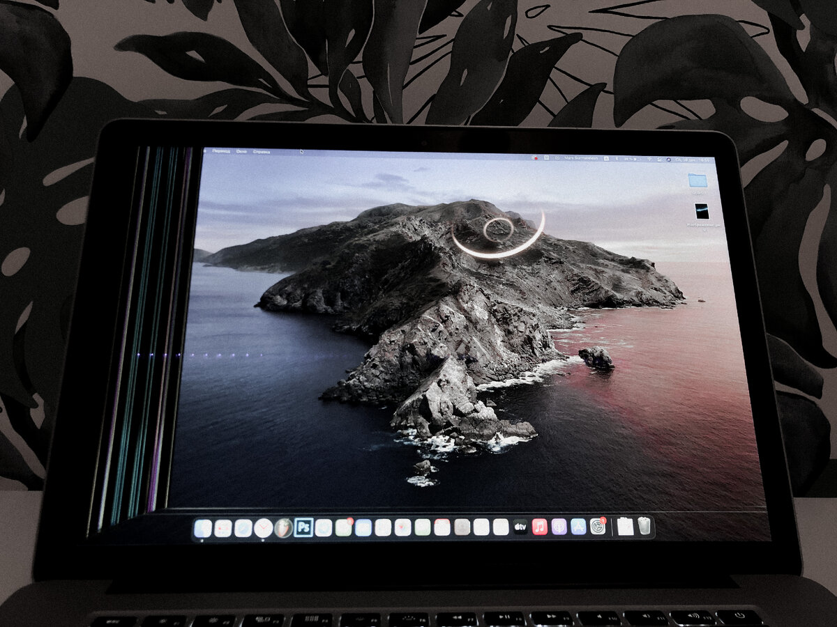 Тот самый великолепный Retina-дисплей с разрешением 2880x1800, который, к сожалению, пострадал. 