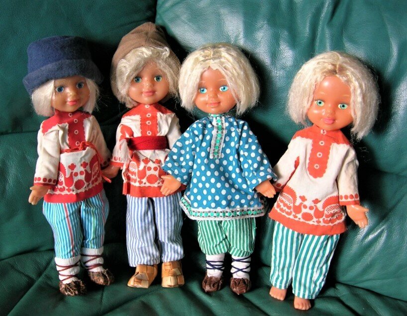 Современные дети находят под елкой трансформеры, машинки с радиоуправлением, конструктор Lego, плюшевую собаку. А что приносил Дед Мороз ленинградским детишкам в прошлом веке? Рассмотрим игрушки, милые сердцу и вызывающие ностальгию.