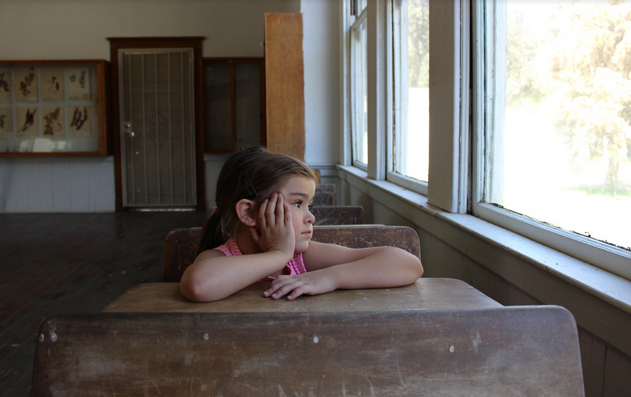 Не стоит наказывать и ругать детей за малейшую провинность. Крики и запреты разрушают самооценку ребенка. Фото автора KokoColey с сайта Pixabay, используется бесплатно по лицензии Simplified Pixabay License  