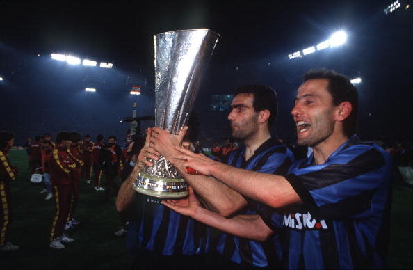 Игроки Интера празднуют победу в Кубке Уефа-1991 года