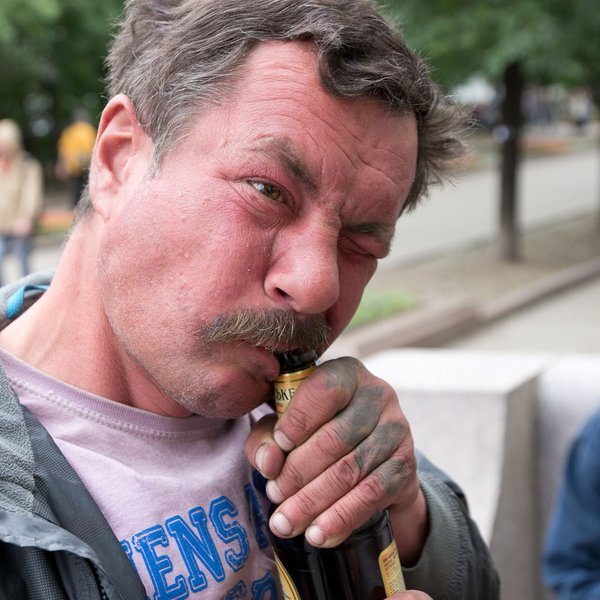 У каждого пьянства свой запах особый. Ликёр пахнет тайных фантазий свободой. Утратой способности двигаться - водка. Стремлением по бабам пройтись - виски стопка.