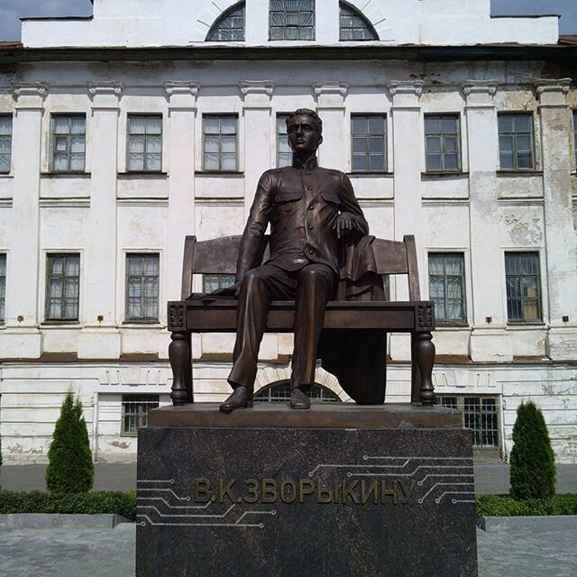 Памятник В.К. Зворыкину