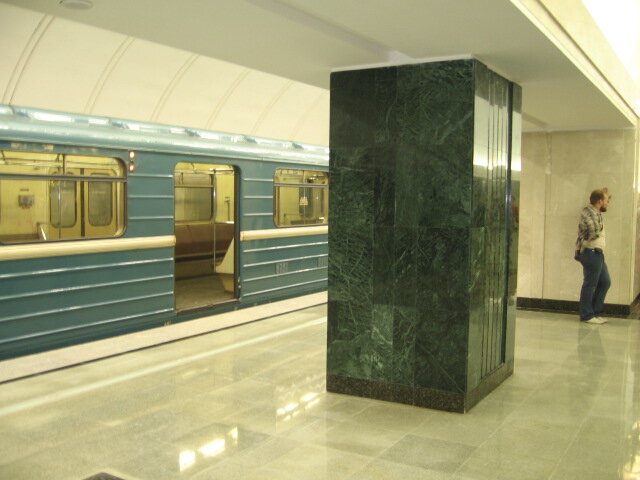Первый поезд с пассажирами на станции метро Трубная