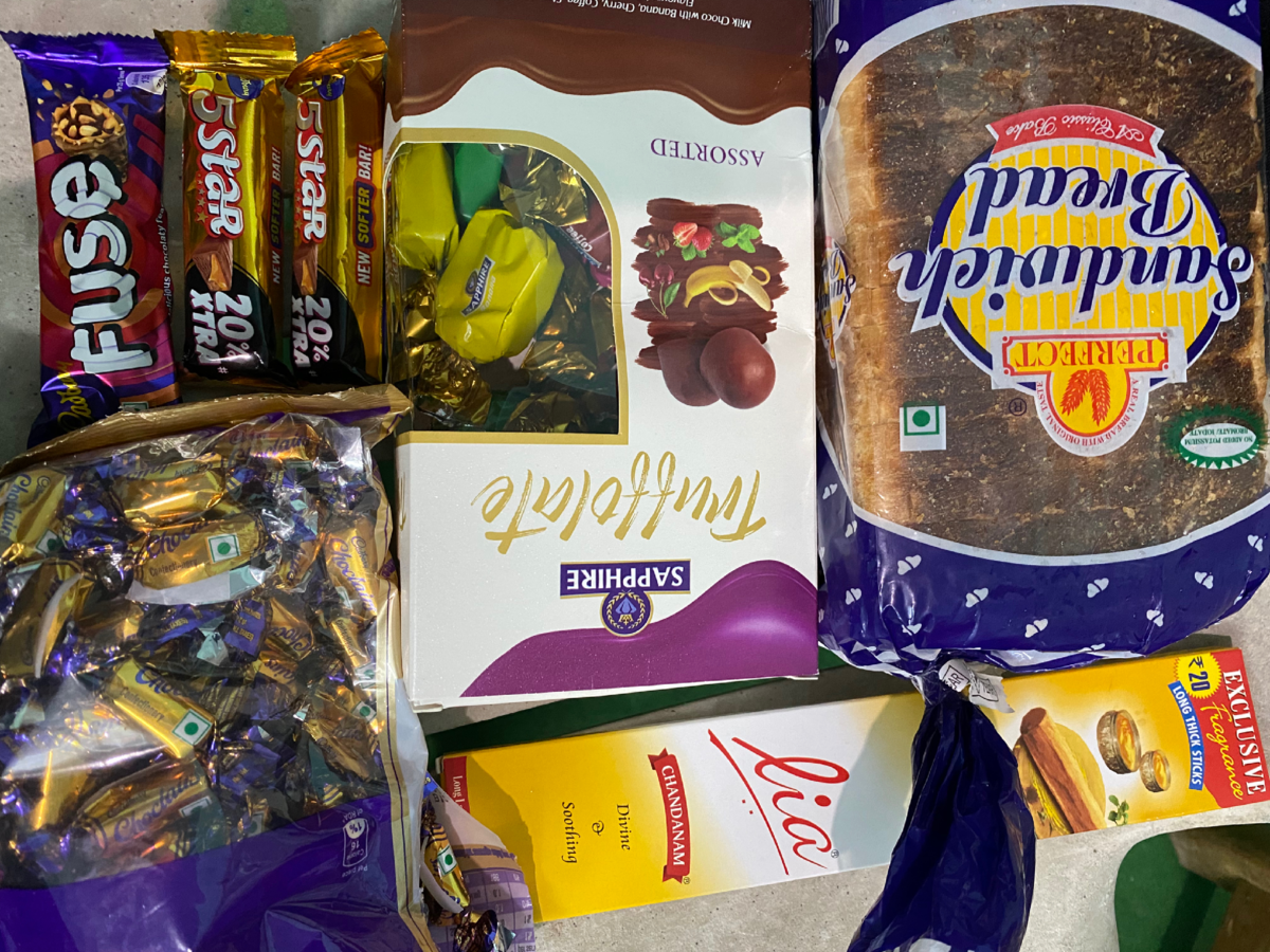 Продуктовая корзина для завтрака! Конфеты, тостовый хлеб и благовонии по 20 рублей за пачку